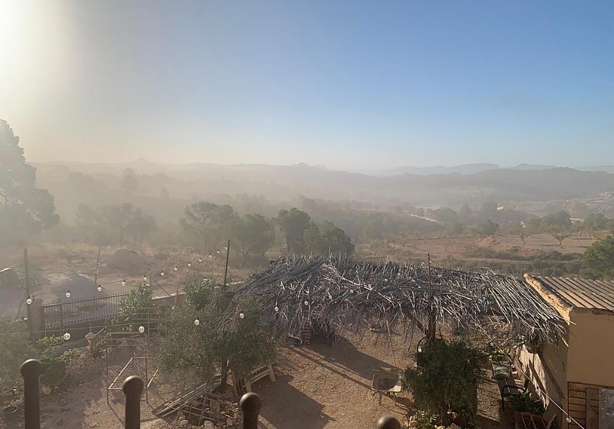Nube de polvo procedente de la cantera de áridos en Abanilla.