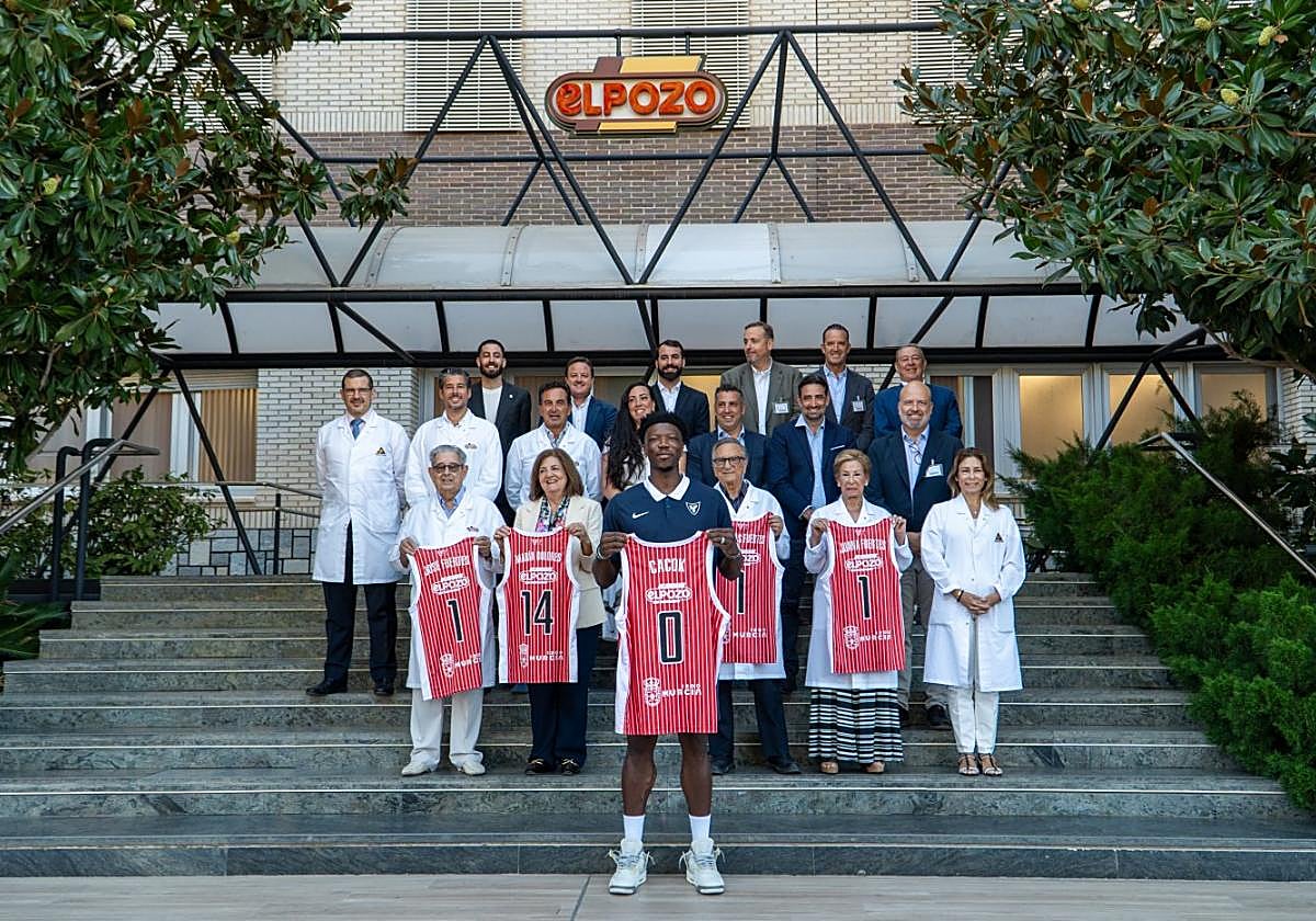 Cacok, flanqueado por directivos de ElPozo y la UCAM, ayer en Alhama.