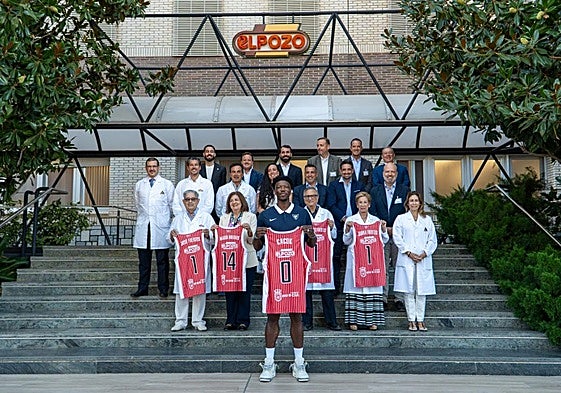 Cacok, flanqueado por directivos de ElPozo y la UCAM, ayer en Alhama.