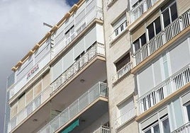 Un bloque de viviendas en una foto de archivo.