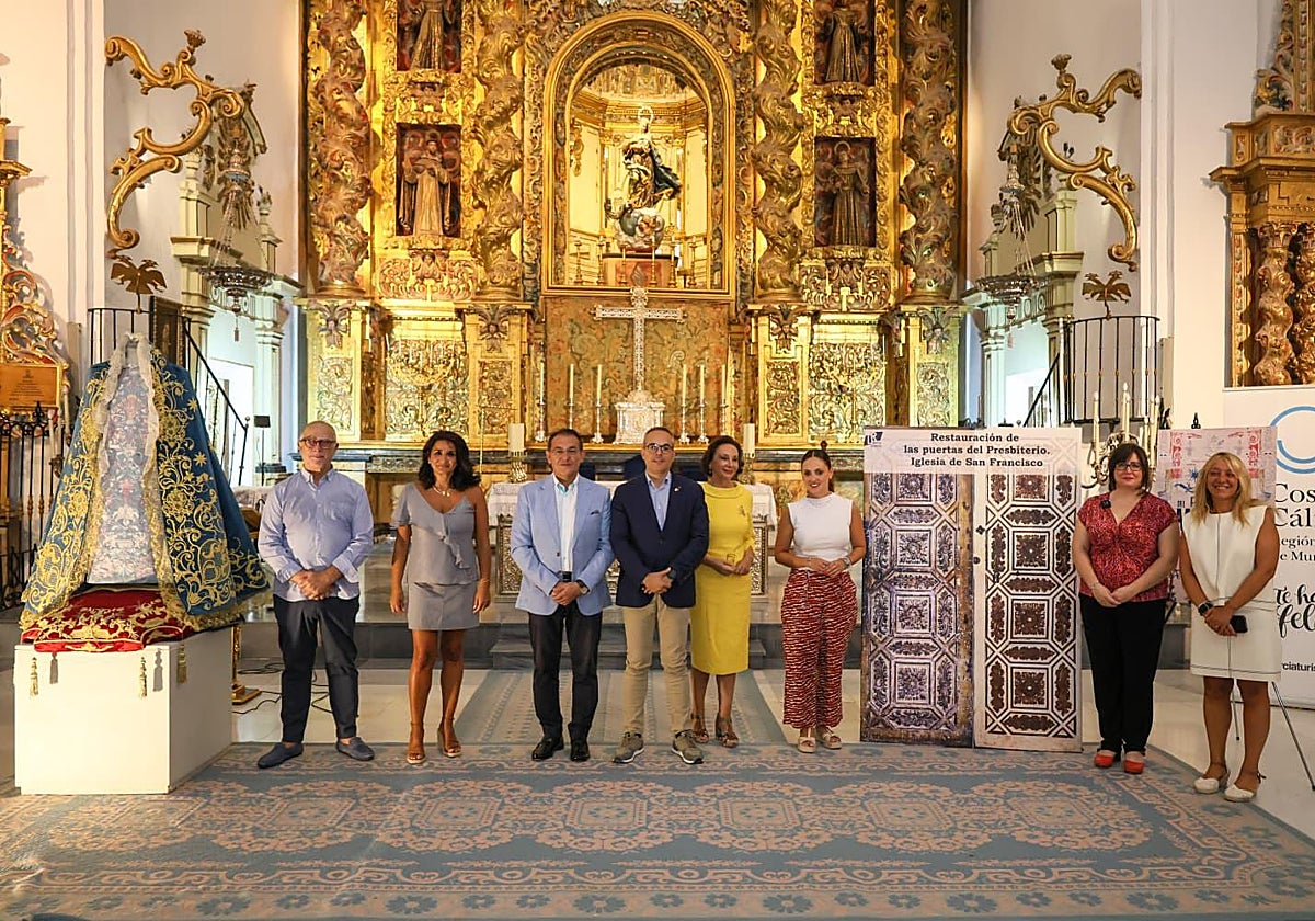El presidente del Paso Azul, miembros de la hermandad y concejales durante la presentación de los actos en la iglesia de San Francisco.