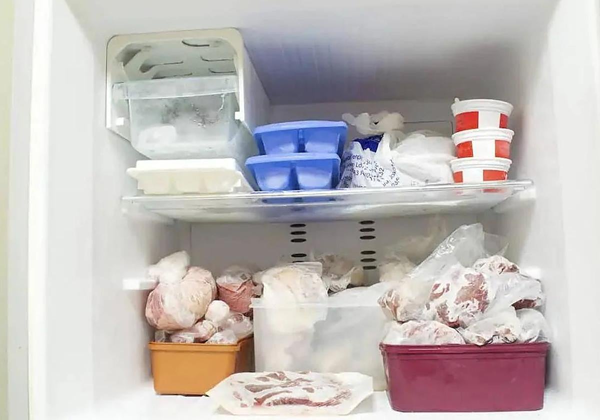 La forma más rápida para quitar el hielo del congelador sin desenchufarlo: solo necesitas papel de aluminio.