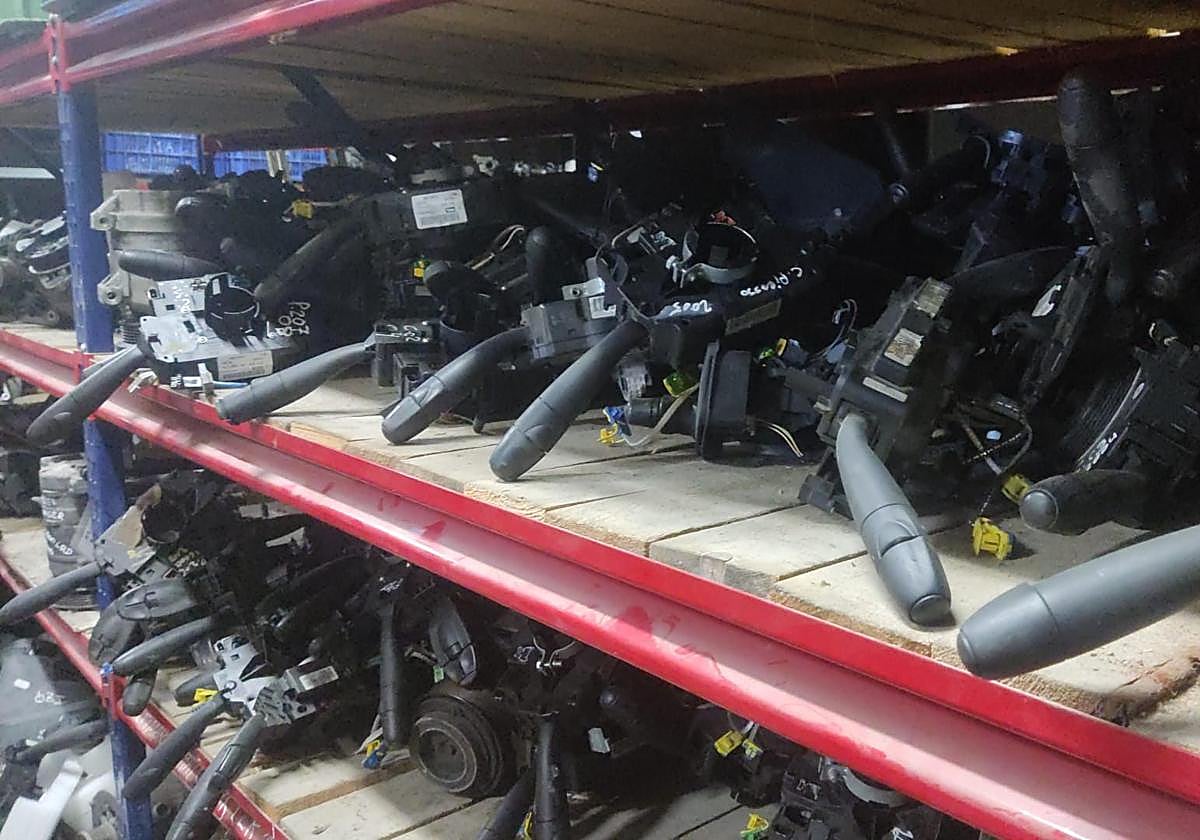 Piezas de vehículo almacenadas en un desguace.