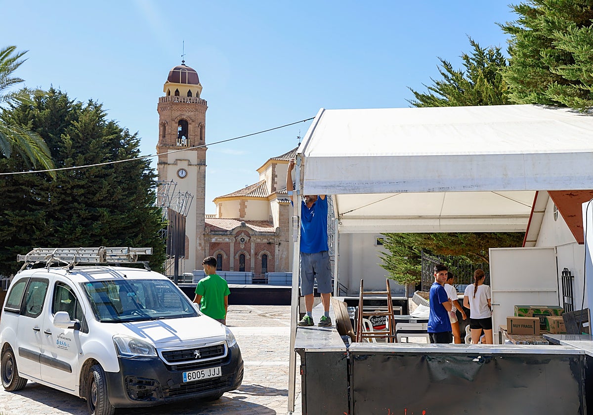 Preparativos en el entorno del santuario para las fiestas patronales.