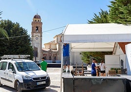 Preparativos en el entorno del santuario para las fiestas patronales.