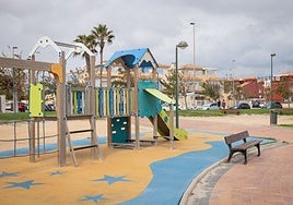 Imagen de archivo uno de los parques infantiles de Pilar de la Horadada.