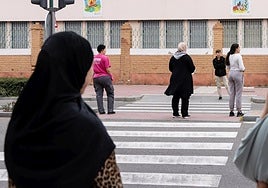 Dos jóvenes con velo, en una imagen de archivo.
