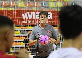 Duda explicando un ejercicio a sus jugadores en un entrenamiento.