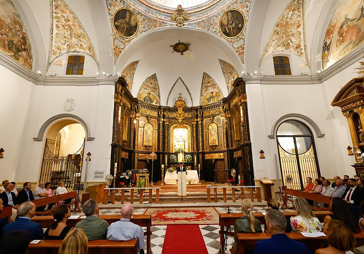 Millán, durante el pregón en el santuario, bajo algunas de las pinturas murales dañadas.