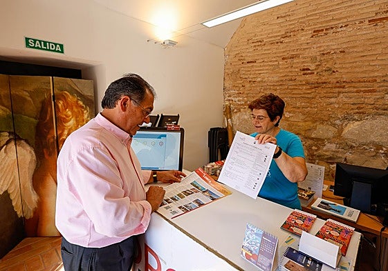 Parra consulta los datos de visitantes en la oficina de turismo.