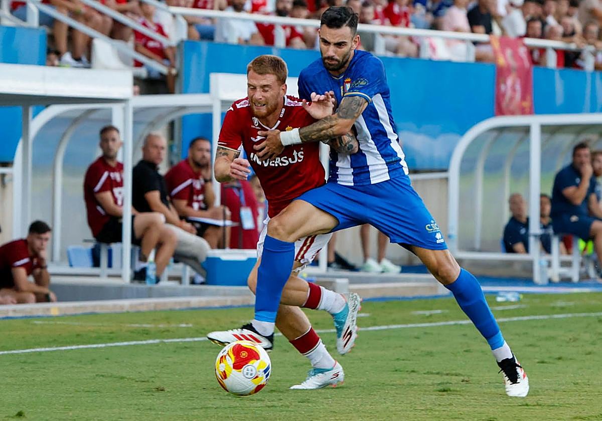 El Lorca Deportiva, durante la pretemporada, contra el Real Murcia.
