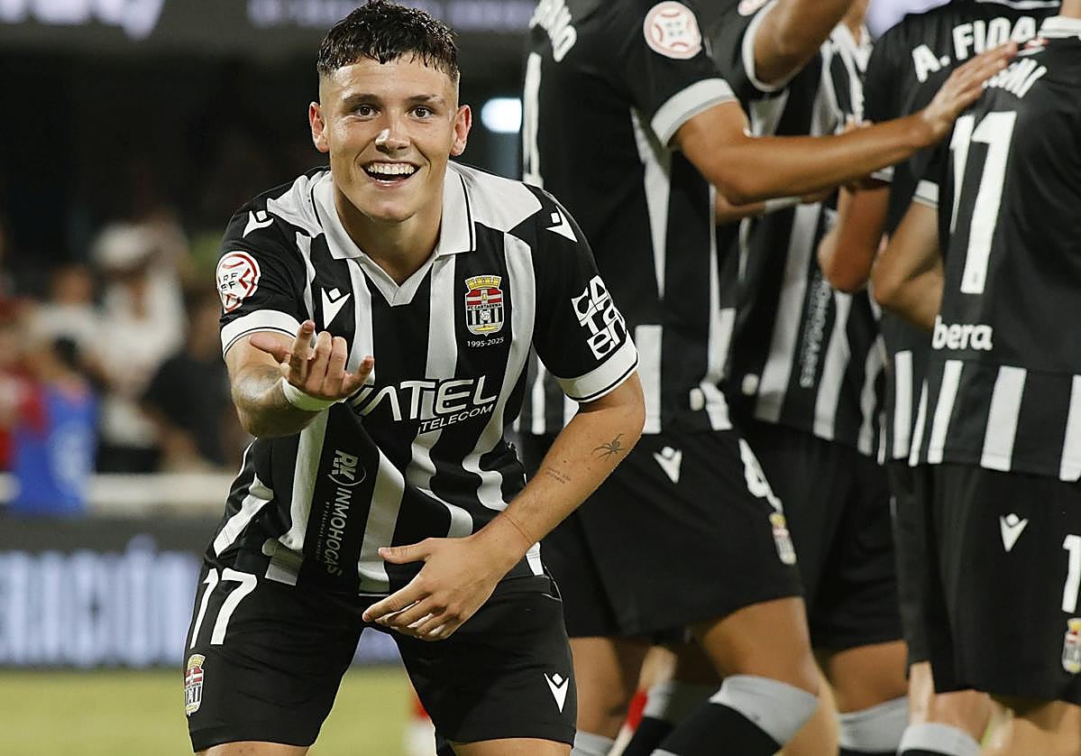 Kevin Sánchez hace el gesto de la araña para celebrar su gol, el tercero del Cartagena en el partido de anoche.