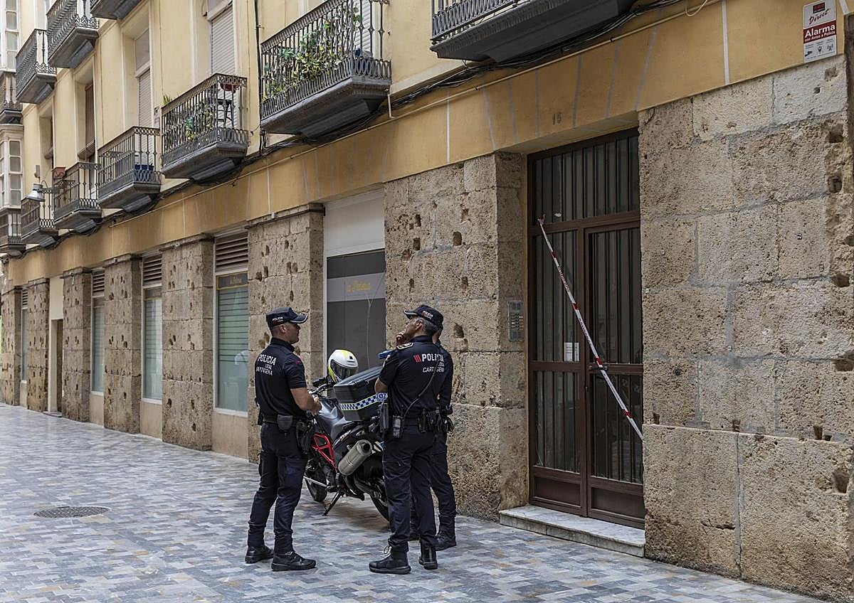 Imagen secundaria 1 - Desalojan un edificio de Cartagena tras el hundimiento de una escalera