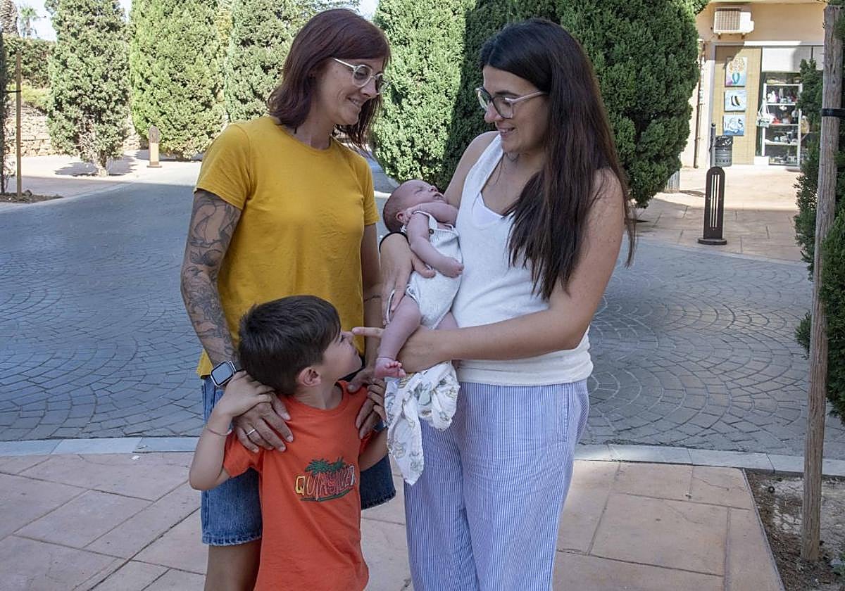 Cristina Bermejo y María Pilar Fernández, con sus dos hijos: Mario, de 5 años, y Lucas, de 23 días.