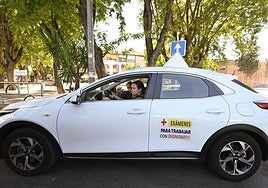 María durante una clase práctica en La Luz Autoecuela de Santo Ángel (Murcia) esta semana.