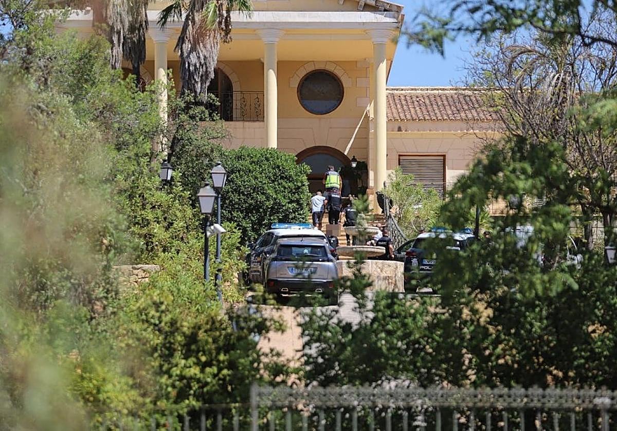 Un vehículo de la Policía Nacional, en el chalé asaltado..