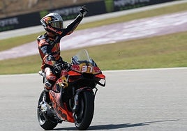 Pedro Acosta saludando al público de Montmeló al acabar la sesión de libres de ayer.