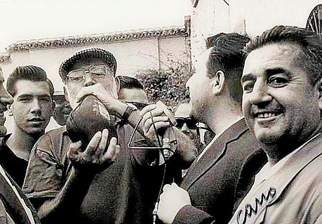 El escritor Hemingway le da un tiento a la bota de vino durante su paso por la Feria de Murcia.