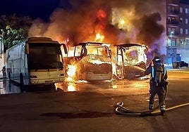 Las llamas afectan a varios autobuses de Jumilla.