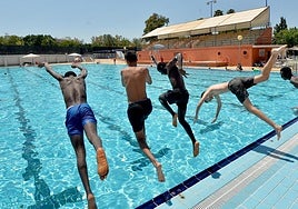Jóvenes en una de las piscinas municipales de Murcia, en una imagen de archivo.