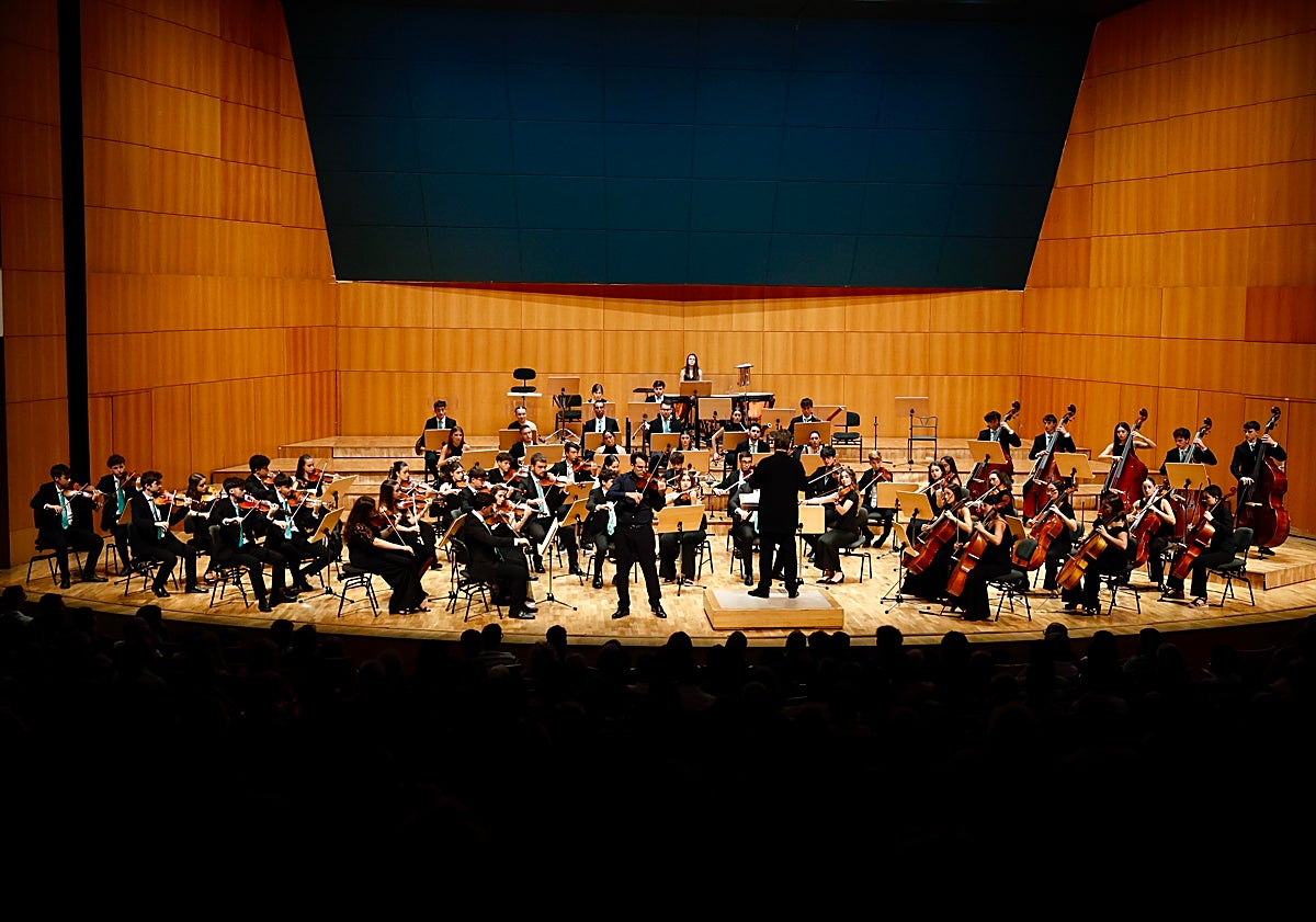 Imagen principal - La Orquesta de Jóvenes de la Región de Murcia emociona con Chaikovski y Dvořák