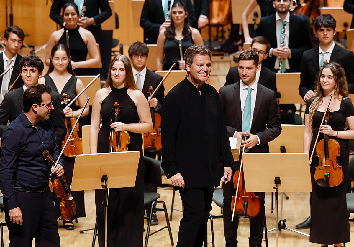 Manuel Hernández-Silva saluda al público en presencia de Coeytaux y del resto de los jóvenes músicos.