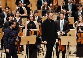 Manuel Hernández-Silva saluda al público en presencia de Coeytaux y del resto de los jóvenes músicos.