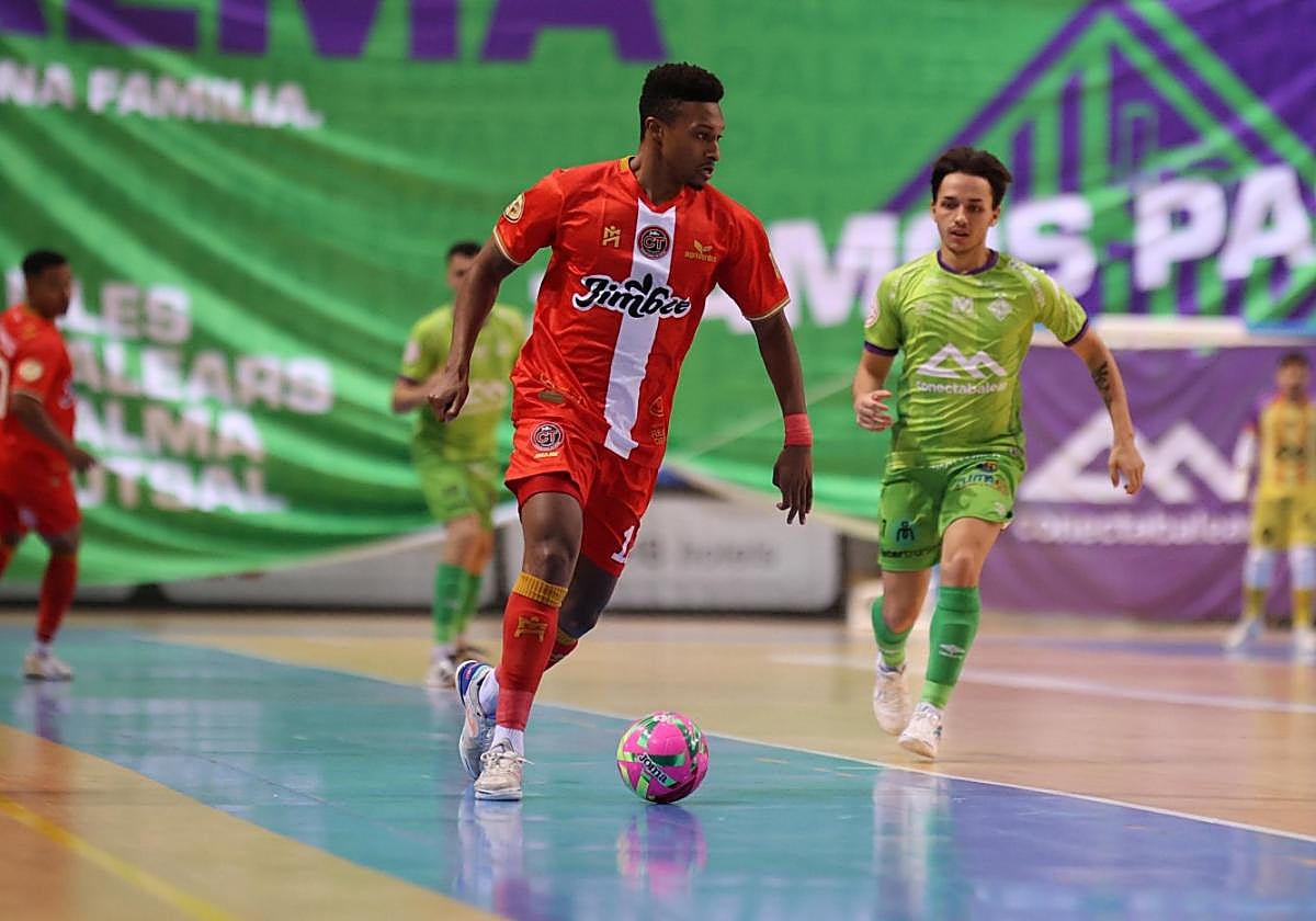 Renato, del Jimbee Cartagena, con el balón antes de lesionarse en el partido ante el Palma