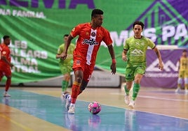 Renato, del Jimbee Cartagena, con el balón antes de lesionarse en el partido ante el Palma