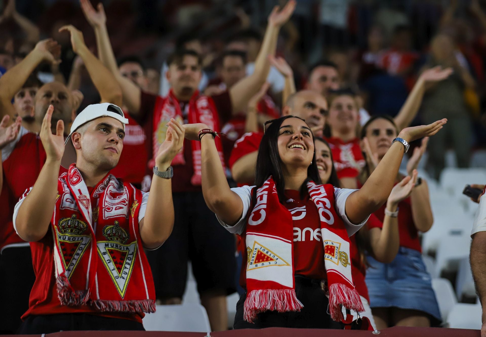 La grada celebra la victoria del Real Murcia, en imágenes