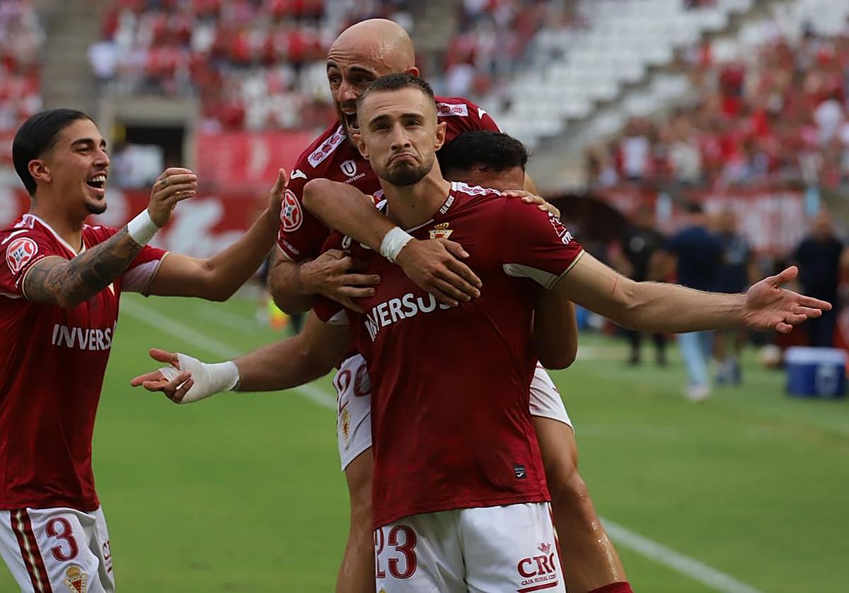 Flakus celebra el gol de penalti que acabó dándole la victoria al Real Murcia frente al Torremolinos este domingo.