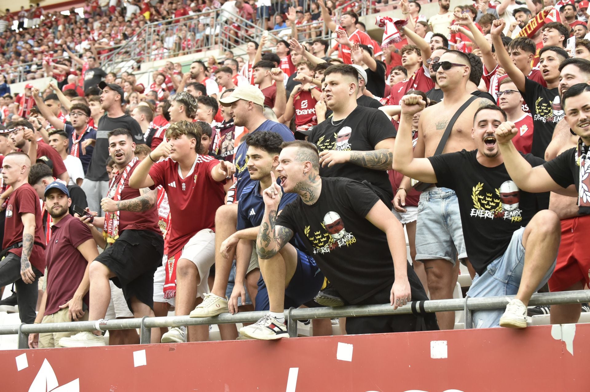 La grada celebra la victoria del Real Murcia, en imágenes