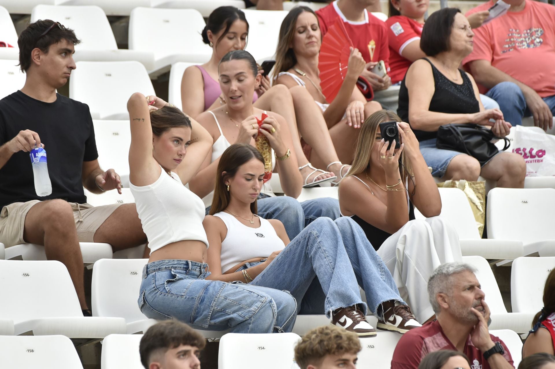 La grada celebra la victoria del Real Murcia, en imágenes