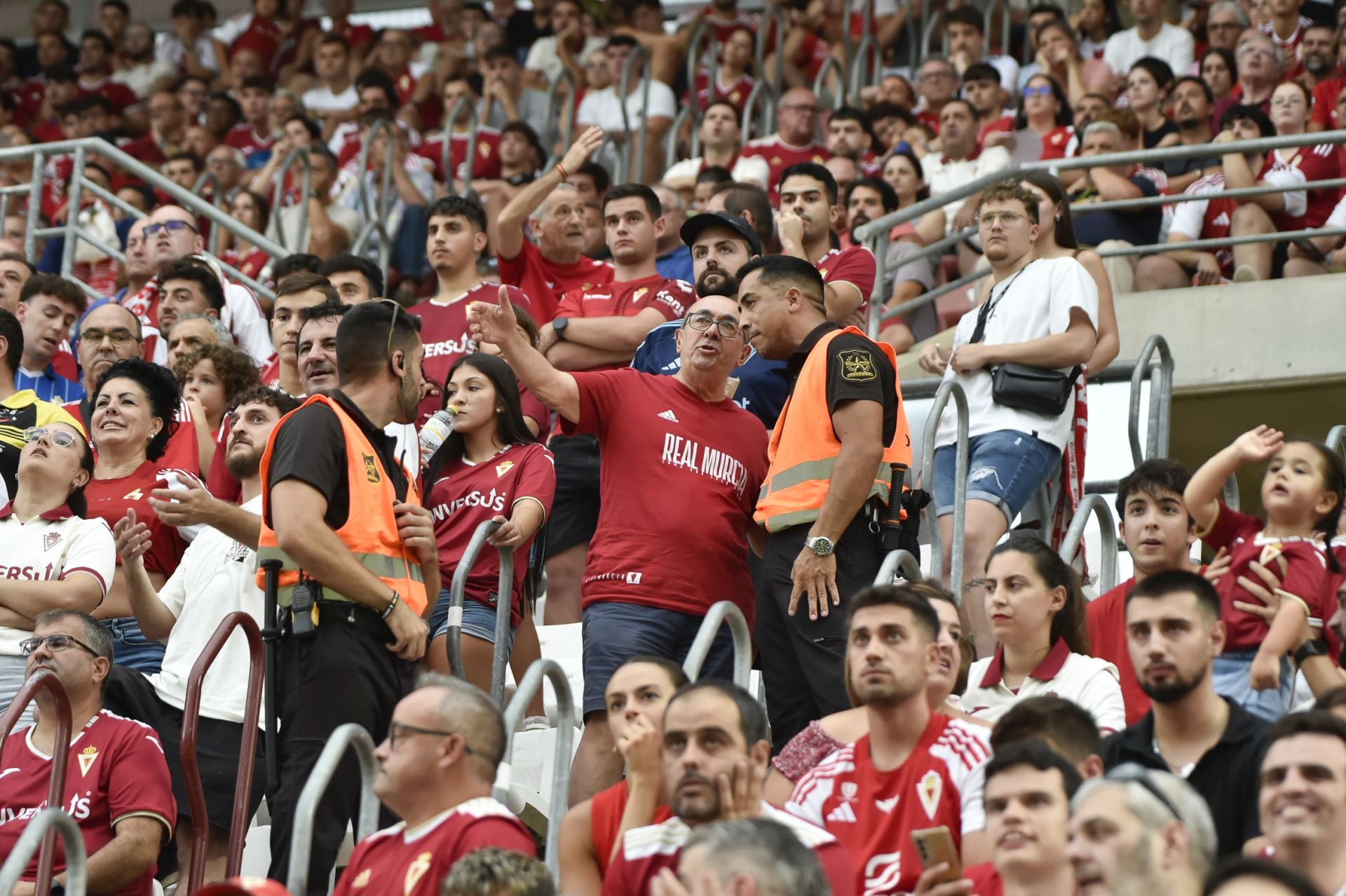 La grada celebra la victoria del Real Murcia, en imágenes