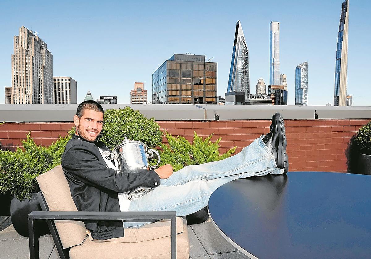 Carlos Alcaraz, este lunes posando en la terraza del Rockefeller Center de Nueva York.