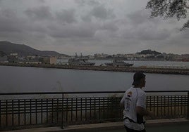 Un hombre hace deporte en Cartagena en un día de intrusión de una masa de aire africano.