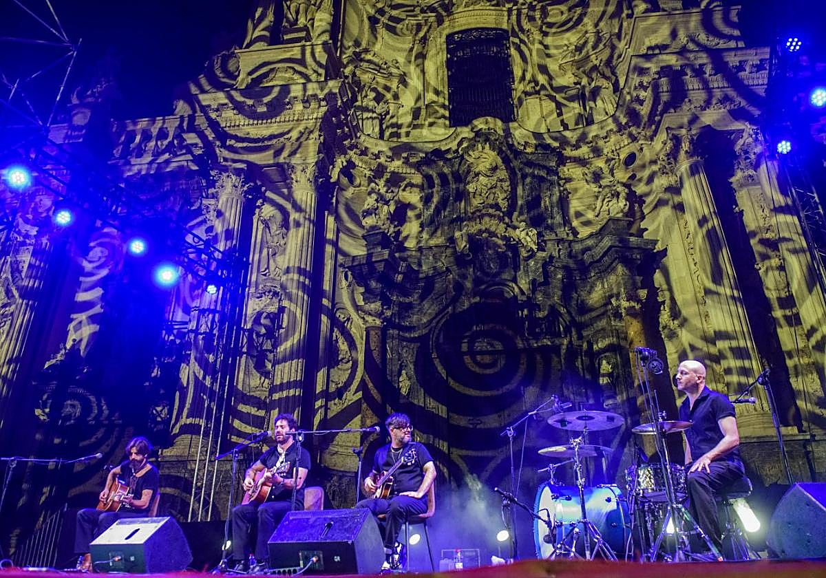 Los integrantes de Viva Suecia –Alberto, Rafa, Jess y Fernando– aderezaron su pregón a cuatro con una actuación en acústico con la Catedral como telón de fondo.