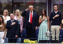 Donald Trump escuchando la interpretación del himno de Estados Unidos antes de la final.