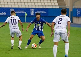 Willy, del Lorca, encara a Adri y Curro, del Jaén, ayer en el Artés Carrasco.