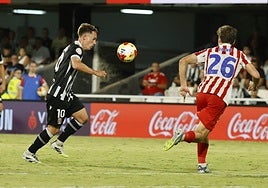 Pablo Larrea se prepara para soltar un latigazo con la izquierda para hacer el empate ante el Atlético Madrileño, el pasado viernes en el Cartagonova.