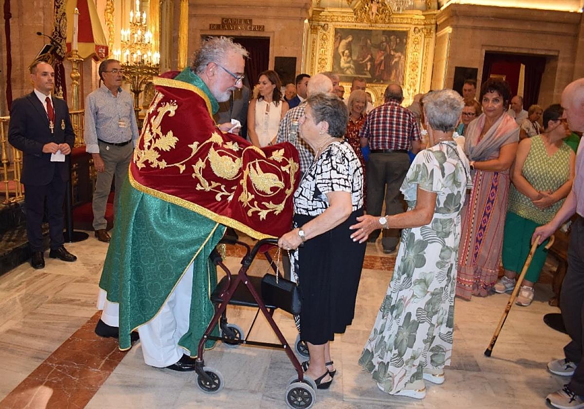 Una integrante de la Hospitalidad de Lourdes, ayer, en la basílica.