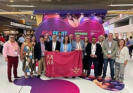 Foto de familia de la consejera de Agricultura, Sara Rubira, con empresas y organizaciones participantes en Asia Fruit Logistica, la pasada semana.