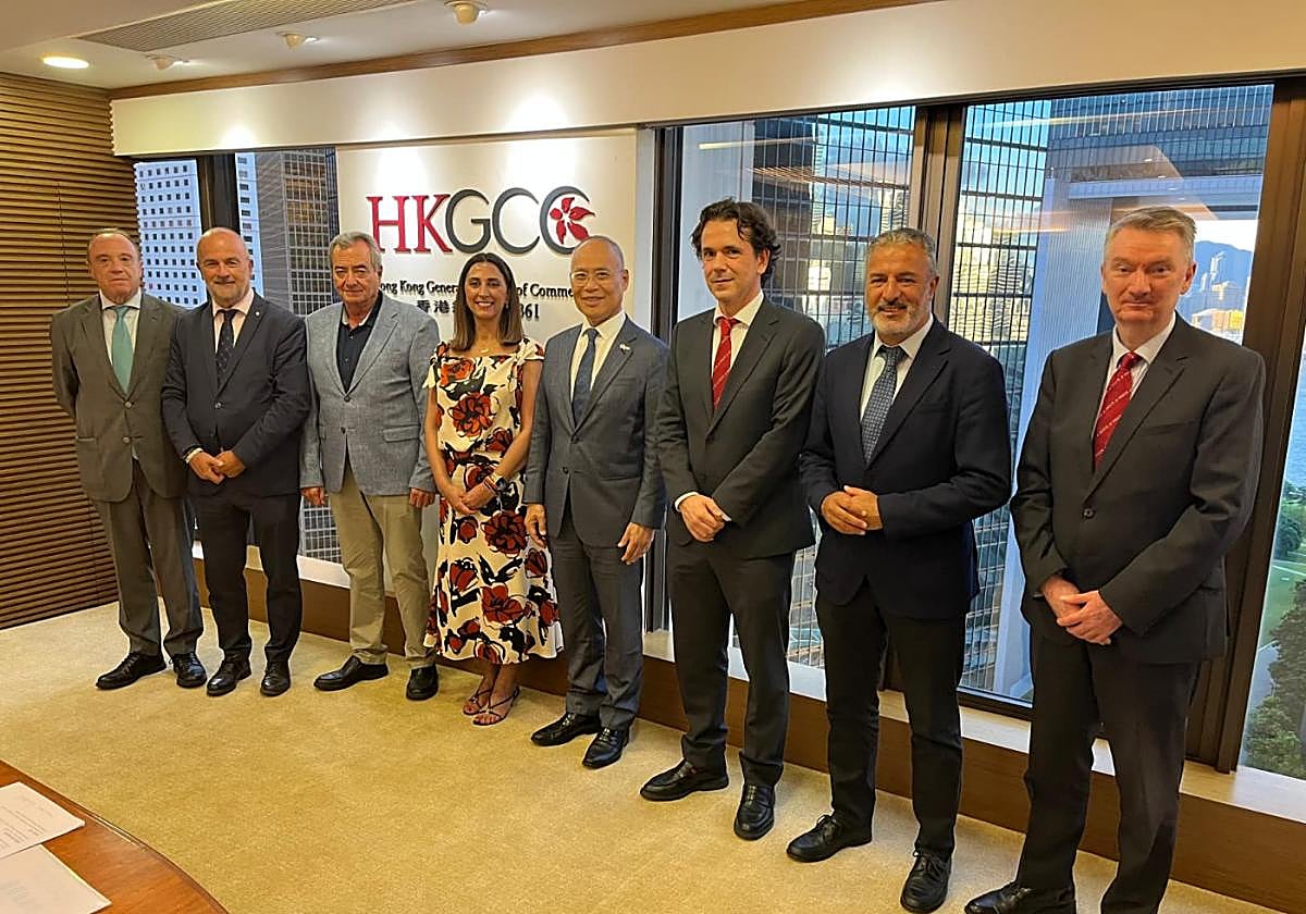 La consejera Rubira charla con el cónsul general de España en Hong Kong, Manuel Aguirre de Cárcer, y empresarios y organizaciones que participan en la feria. La consejera junto al resto de la delegación regional tras la reunión con el CEO de la Cámara General de Comercio de Hong Kong, Patrick Yeung.