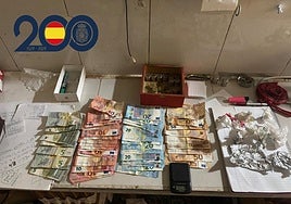 El dinero y los estupefacientes requisados por la Policía Nacional.