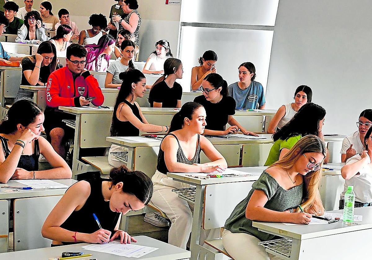 Estudiantes realizando la prueba de Ebau, en imagen de archivo.