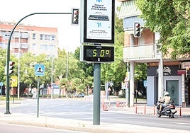 Un termómetro marca 50º en el centro de murcia en una imagen del pasado agosto.