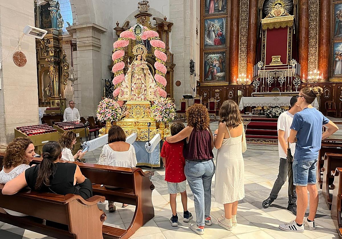 Vecinos, ante la Virgen del Buen Suceso, ayer en la basílica.
