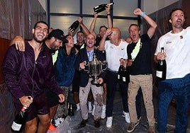 Champán, cánticos y juerga en el vestuario tras el triunfo del domingo.