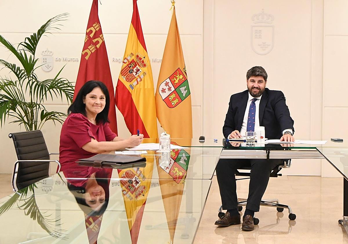 Fernando López Miras y María del Mar Hernández durante su reunión de este martes.