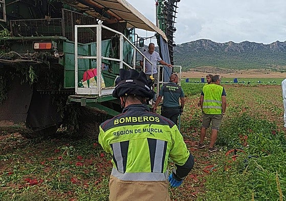 Efectivos de emergencias, en la zona en la que ha ocurrido el accidente.